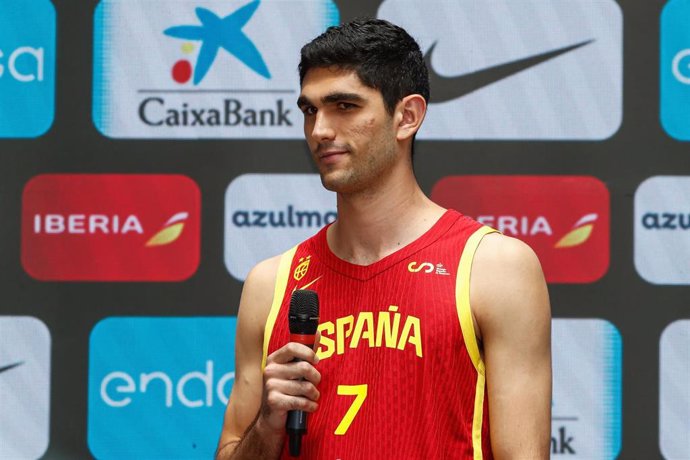 El jugador de la selección española de balonceso Santiago Aldama atiende a los medios. 