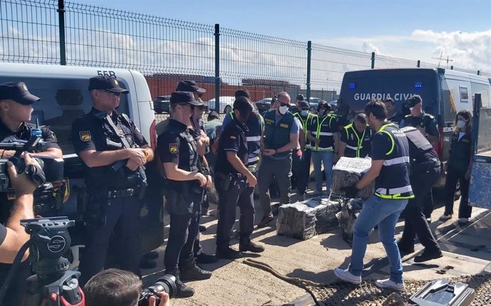 Desembarco de 900 kilos de cocaína en Cádiz tras ser interceptada por Vigiancia Aduanera en alta mar.