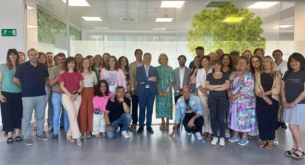 La subdelegada del Gobierno en Huelva, María José Rico, y el nuevo director provincial del Servicio Público de Empleo Estatal, Antonio Alvarado, junto al equipo del SEPE.
