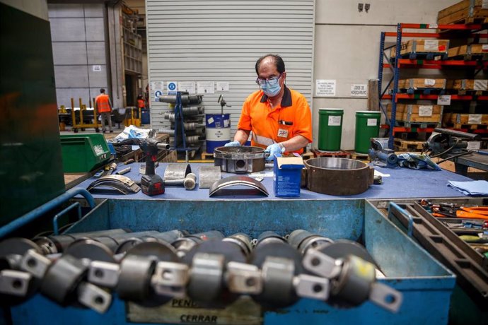 Archivo - Un trabajador en la Factoría de Talgo, a 9 de julio de 2021, en Las Rozas