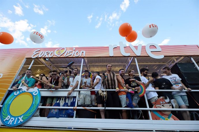 Archivo - Varias personas en una carroza de RTVE durante la manifestación del Orgullo LGTBI+ 2023, a 1 de julio de 2023, en Madrid (España). La marcha, convocada por COGAM (Colectivo de Lesbianas, Gays, Transexuales y Bisexuales de Madrid) y FELGTB (Feder