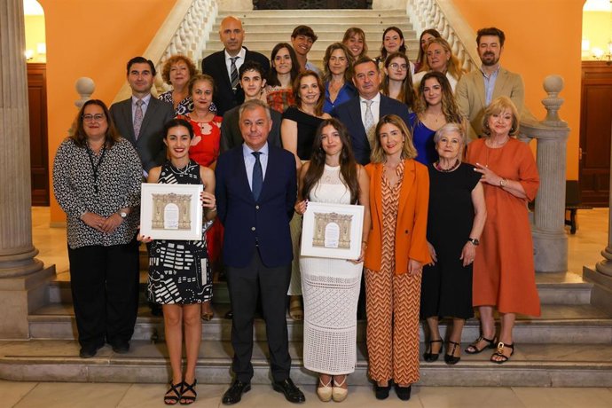 El alcalde de Sevilla, José Luis Sanz, junto a las dos chicas con mejor nota en la PEvAU y sus familiares.
