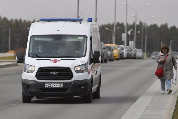 Archivo - Una ambulancia en la capital de Rusia, Moscú (archivo)