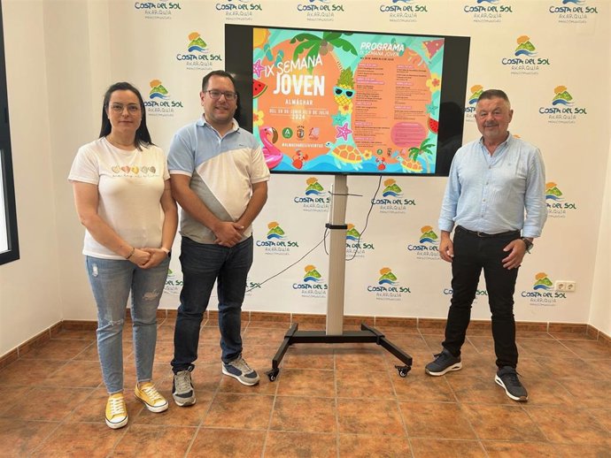 El presidente de la Mancomunidad de Municipios de la Costa del Sol Axarquía, Jorge Martín; el teniente de alcalde de Almáchar, Mario Torres y la concejala de Juventud, Rocío Reyes han presentado la IX Semana Joven de Almáchar