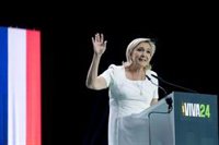 Marine Le Pen atribuye un papel "honorífico" a Macron en el control de las Fuerzas Armadas