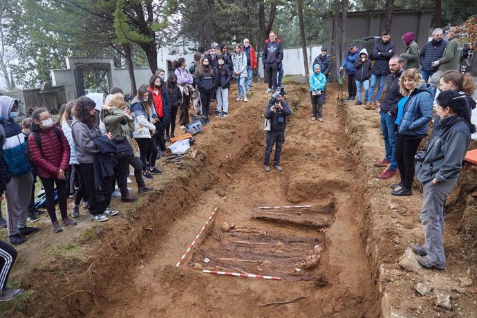Archivo - La vicepresidente Ana Ollo en una de las exhumaciones realizadas en marzo de 2022.