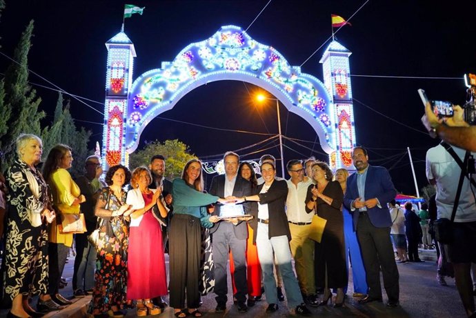 Inauguración de la Feria de Mairena del Aljarafe, con su alcalde, en el centro, en el momento del alumbrado.