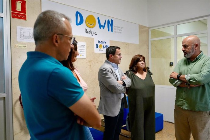 El presidente de la Diputación visita a las asociaciones de Parkinson y Síndrome de Down Badajoz