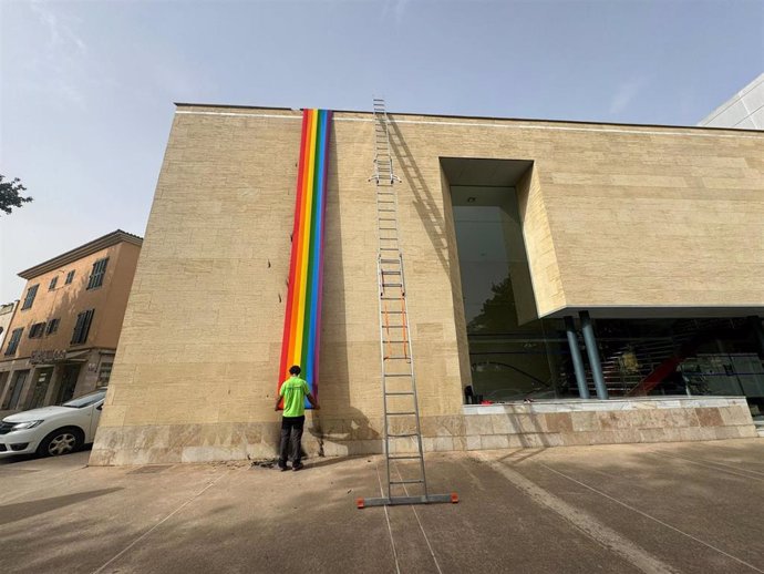 La bandera Lgtbi, sobre la fachada del Ayuntamiento de Alcúdia.