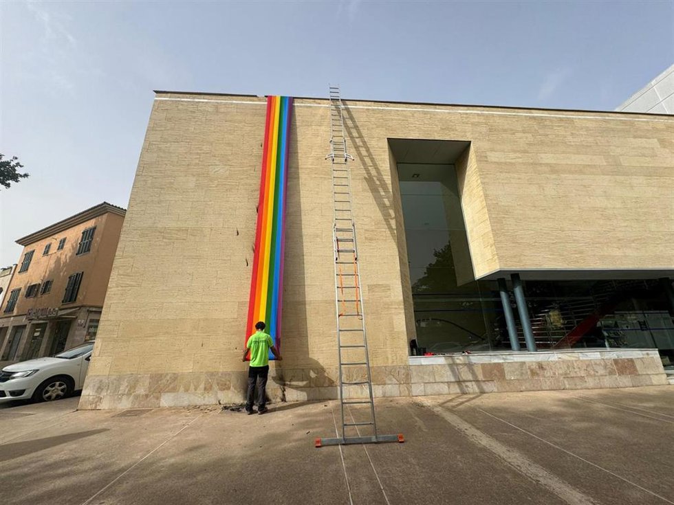 La bandera Lgtbi, sobre la fachada del Ayuntamiento de Alcúdia.