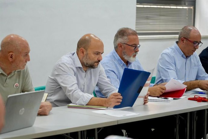 Gonzalo García de Polavieja, en la reunión con grupos municipales y entidades vecinales sobre los problemas de los cortes de luz.