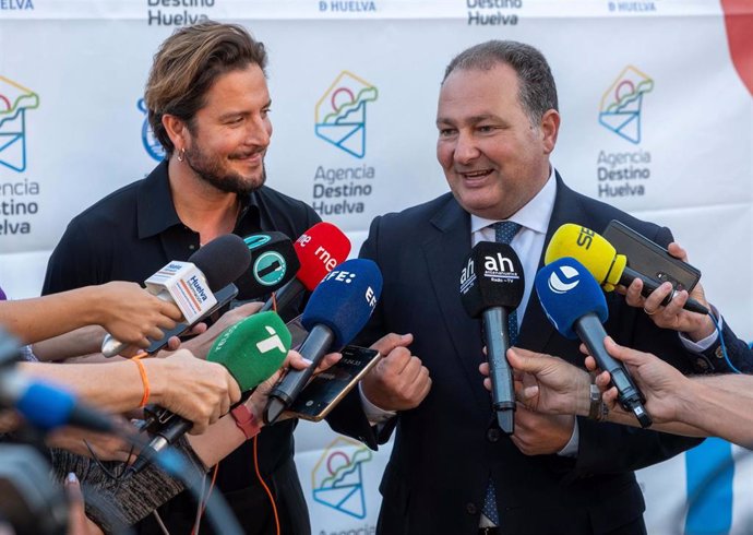 El artista Manuel Carrasco (izquierda) y el presidente de la Diputación de Huelva, David Toscano, en la presentación de la Agencia Destino Huelva.