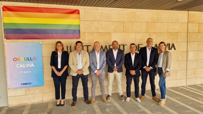 El PP de Calvi en la fachada del Ayuntamiento con la bandera LGTBI.