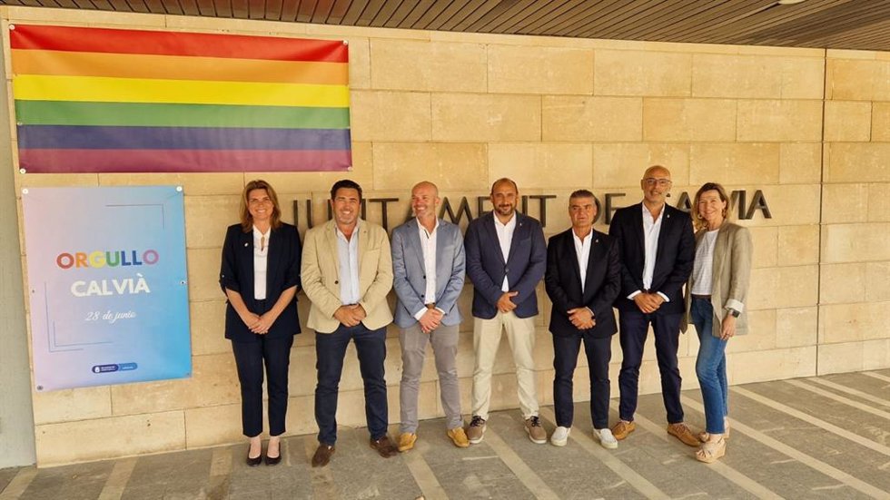 El PP de Calvi en la fachada del Ayuntamiento con la bandera LGTBI.