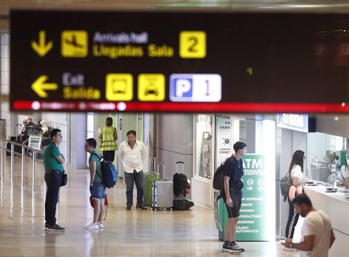 Archivo - Pasajeros en Barajas.