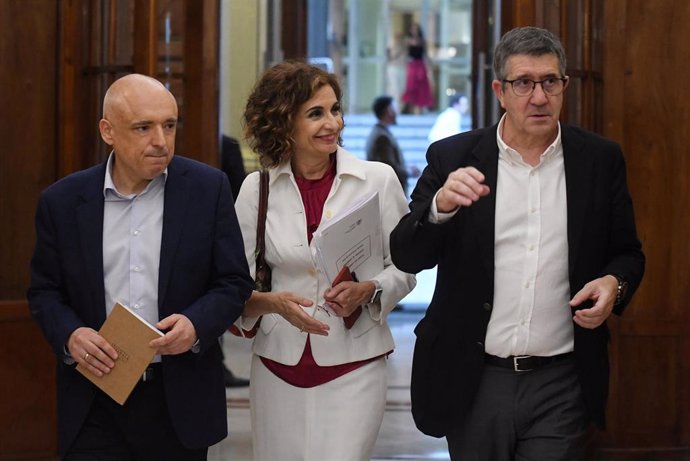 La vicepresidenta primera y ministra de Hacienda, María Jesús Montero (c) y el portavoz del PSOE en el Congreso, Patxi López (d) a su salida de una sesión plenaria, en el Congreso de los Diputados, a 25 de junio de 2024, en Madrid (España).