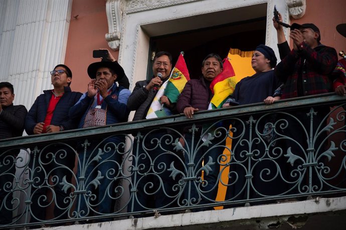 26 June 2024, Bolivia, La Paz: Bolivian President Luis Arce greets his supporters on a balcony of the government palace. Soldiers took over the square in front of the Bolivian government palace on Wednesday during an attempted coup. Photo: Radoslaw Czajko