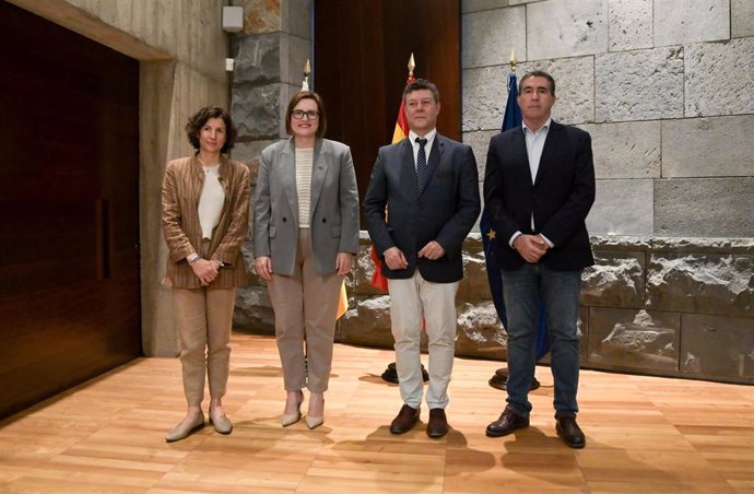 La consejera de Bienestar Social del Gobierno de Canarias, Candelaria Delgado, junto a representantes de ACNUR para suscribir un protocolo de atención a menores migrantes refugiados