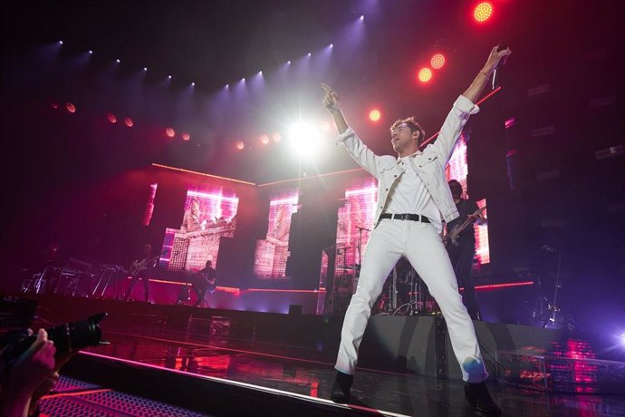 El cantante David Bisbal durante una actuación en el concierto de su nueva gira 'Volaré'.