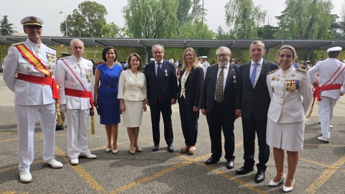 El presidente del Consejo General Jesús Aguilar recibe la Cruz del Mérito Militar