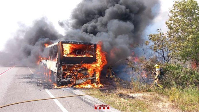 Imagen del autobús incendiado