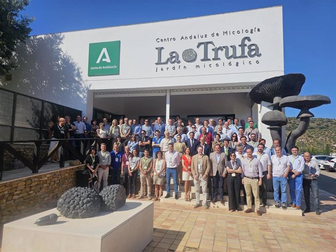 Autoridades y asistentes, en Priego de Córdoba, al segundo foro de participación para la elaboración de la futura Ley de Montes de Andalucía.