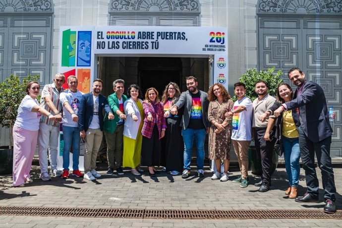 Lectura del manifiesto en el Cabildo de Tenerife con motivo del 'Día del Orgullo LGTBIQ+'