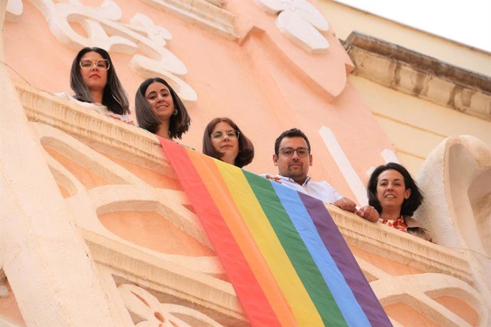 Archivo - Ángeles Leiva (1i), en la reciente colocación de la bandera arco iris en la sede provincial del PSOE de Jaén.