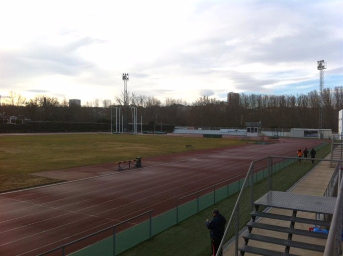 Archivo - Pista de atletismo del Javier Adarraga