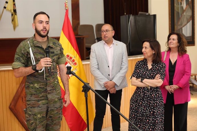 La ministra de Defensa, Margarita Robles, durante su visita a la Academia de Talarn (Lleida)