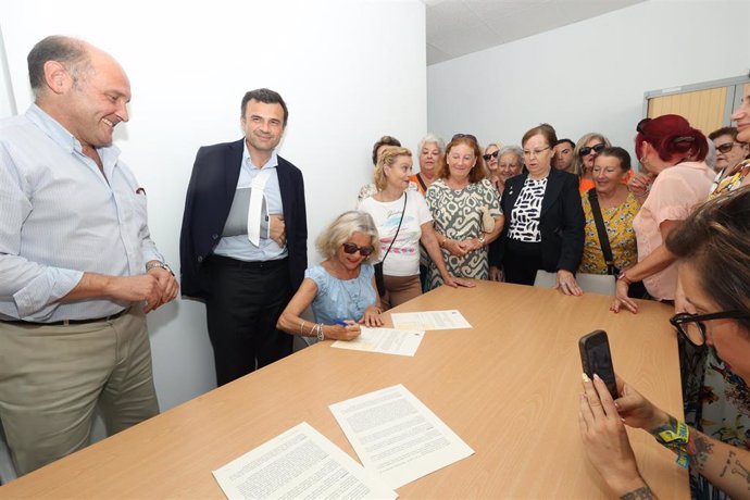 Juancho Ortiz y el alcalde de Cádiz en la entrega del local a la asociación Mujeres de Acero.