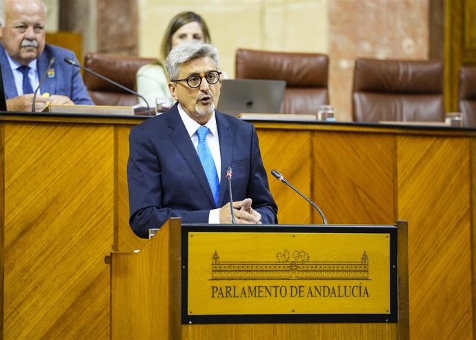 El portavoz adjunto del Grupo Socialista, Josele Aguilar, este jueves en la defensa de la moción en el Pleno del Parlamento.