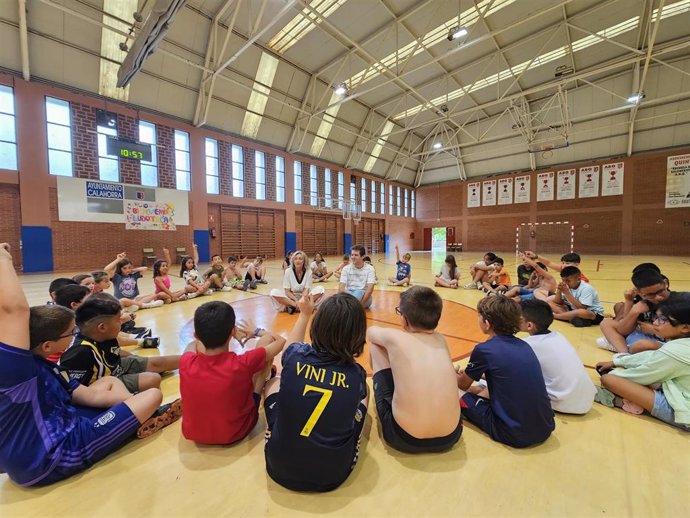 La alcaldesa de Calahorra, Mónica Arceiz, visita a los niños que asisten a la Ludoteca municipal de verano