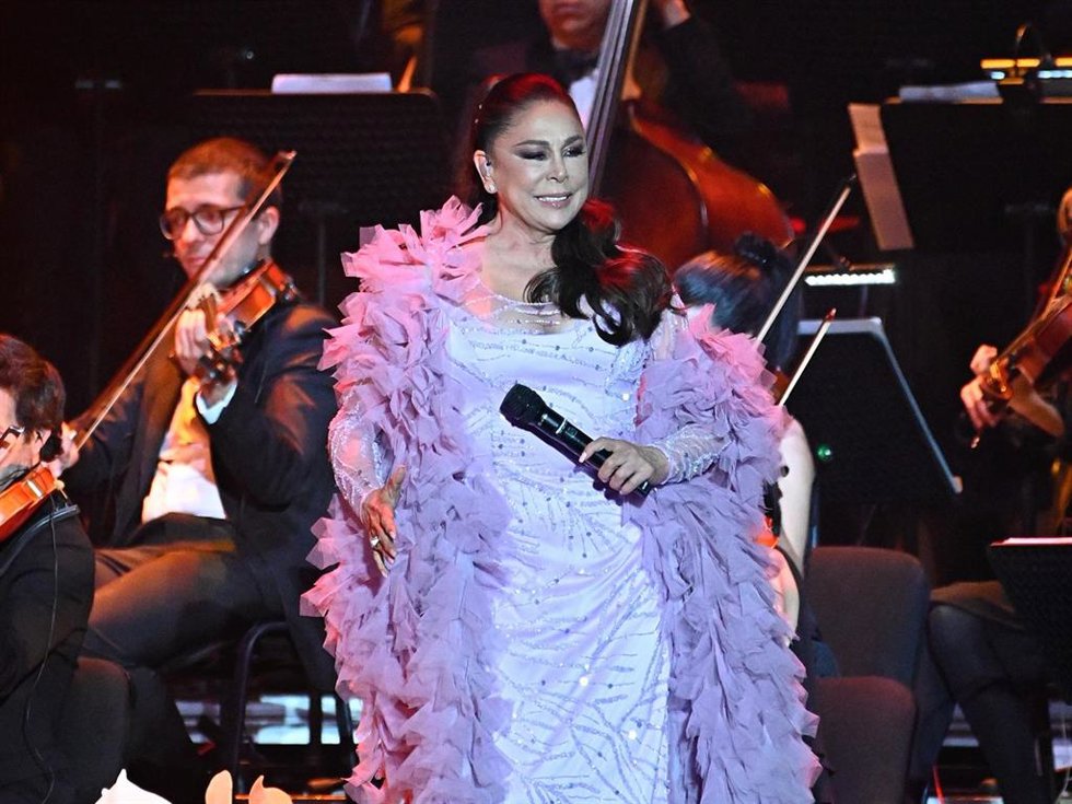 Archivo - Isabel Pantoja sobre el escenario durante su concierto de su gira 50 aniversario en el WiZink Center, a 13 de abril de 2024, en Madrid (España).