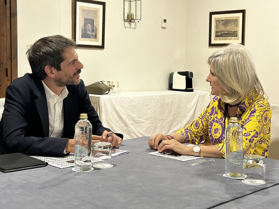 El ministro de Cultura, Ernest Urtasun, y la consejera de Cultura, Turismo, Jóvenes y Deporte, Victoria Bazaga, durante la reunión.