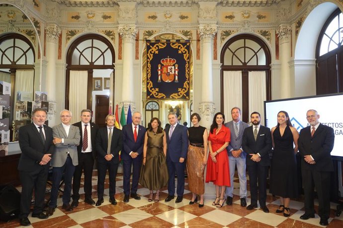 Foto de familia de la presentación del ciclo del Colegio de Arquitectos sobre Guerrero Strachan.