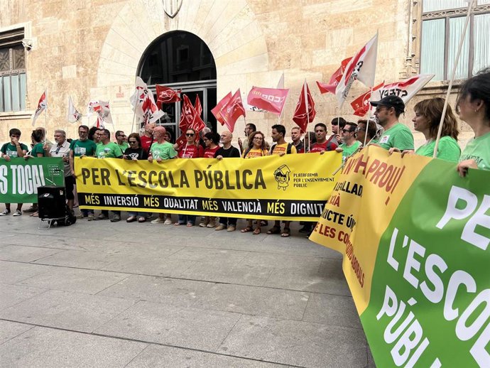 Concentración de la Plataforma per l'Ensenyament Públic frente al Palau de la Generalitat tras la aprobación de la ley de libertad educativa.
