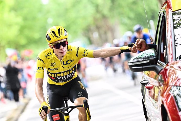 Archivo - 23 July 2023, France, Paris: Danish cyclist Jonas Vingegaard of Jumbo-Visma gives a fist bump during the 21st and last stage of the Tour de France cycling race, 115 km from Saint-Quentin-en-Yvelines to Paris. Photo: Pete Goding/Belga/dpa