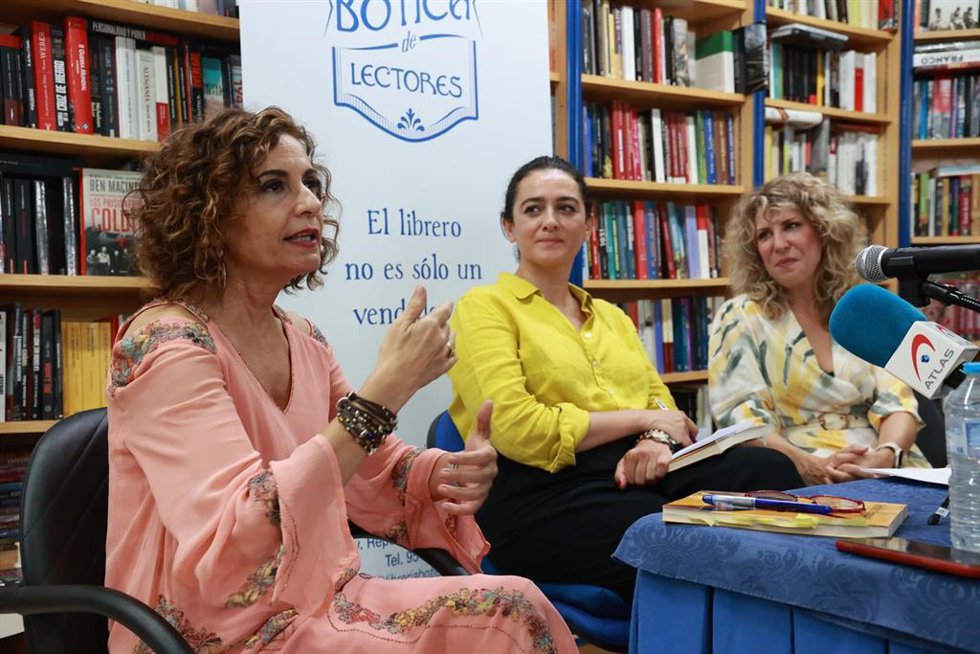 La vicepresidenta primera del Gobierno, María Jesús Montero, en la presentación del libro de Verónica Fumanal, en una librería de Sevilla.