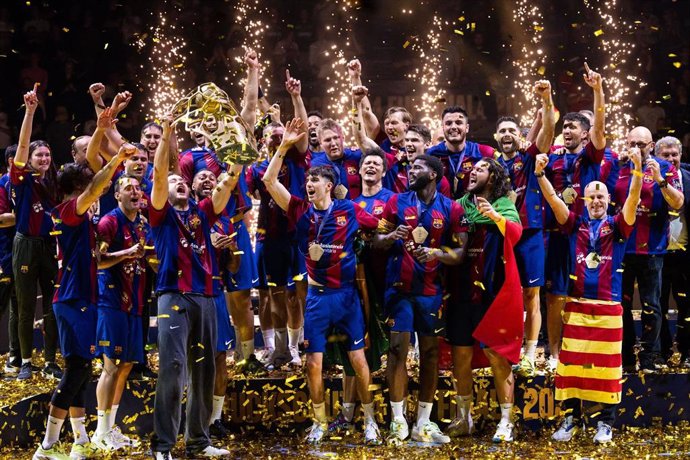 09 June 2024, North Rhine-Westphalia, Cologne: Barcelona players celebrate with the trophy after the men's EHF Champions league Final 4 Handball match between Aalborg HB and FC Barcelona at Lanxess Arena. Photo: Marius Becker/dpa