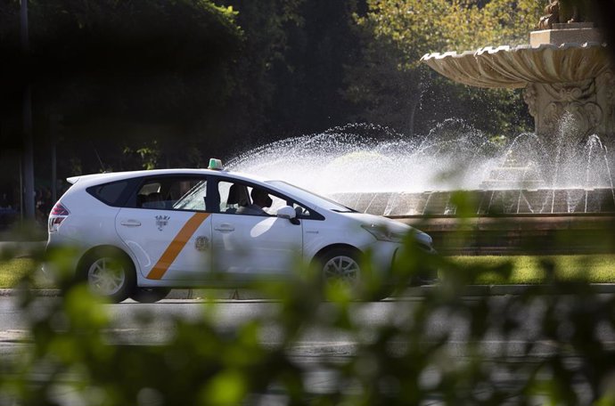 Archivo - Un taxi circulando por las calles de Sevilla.