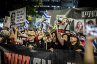 Miles de personas exigen ante la casa de Netanyahu un acuerdo para liberar a los rehenes y nuevas elecciones