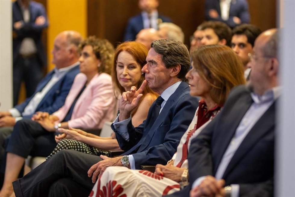La periodista y mujer de Josep Piqué, Gloria Lomana (3i) y el expresidente del Gobierno y presidente de FAES, José María Aznar (c), durante la entrega a título póstumo del XII Premio Faes de la Libertad al exministro Josep Piqué por parte de la Fundació