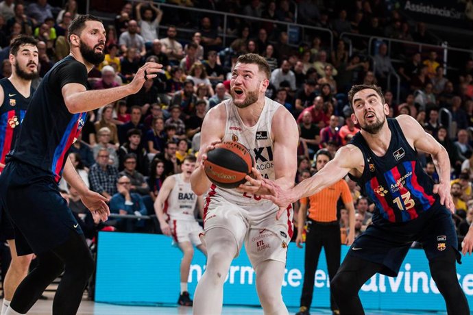 Archivo - Martinas Geben of Baxi Manresa in action against Tomas Satoransky of FC Barcelona during the ACB Liga Endesa match between FC Barcelona and Baxi Manresa  at Palau Blaugrana on March 12, 2023 in Badalona, Spain.
