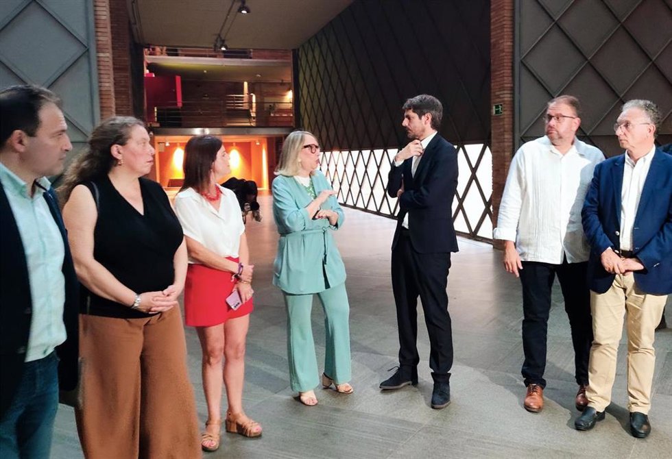 El ministro de Cultura, Ernest Urtasun, junto a la directora del Museo Nacional de Arte Romano, durante su visita a este centro.
