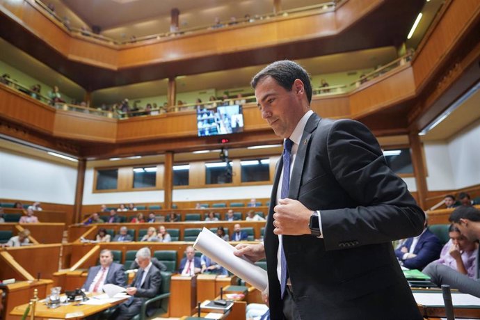 El lehendakari, Imanol Pradales, durante el pleno de designación del lehendakari del Gobierno Vasco.