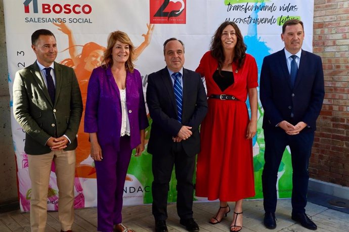 La consejera de Inclusión Social, Juventud, Familias e Igualdad, Loles López, y el resto de autoridades presentes en el acto del 25º aniversario de la Fundación Don Bosco.