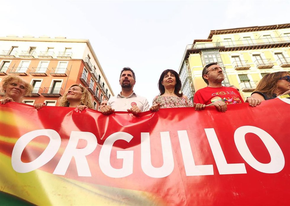 La ministra de Igualdad, Ana Redondo (2d), durante la marcha con motivo del Día del Orgullo LGTBI+, en la plaza Fuente Dorada, a 27 de junio de 2024, en Valladolid, Castilla y León (España). 