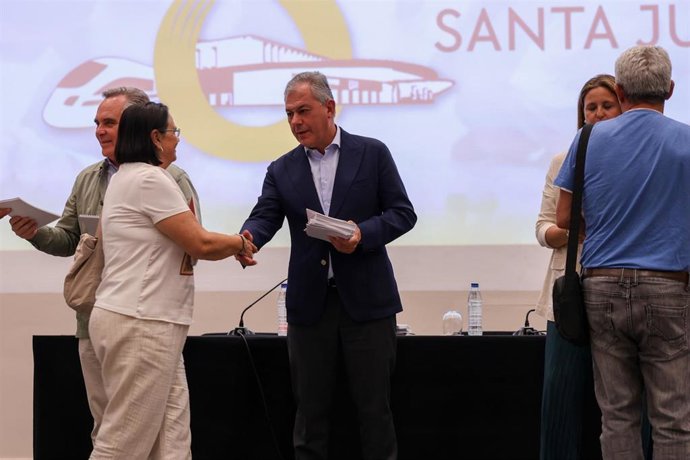 El alcalde de Sevilla, José Luis Sanz, saluda a algunos de los miembros de las Juntas Municipales de Distrito.