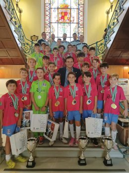 El alcalde de Jaén, Agustín González, ha recibido en el Ayuntamiento a los equipos benjamín y alevín de fútbol sala del Club Polideportivo Maristas.